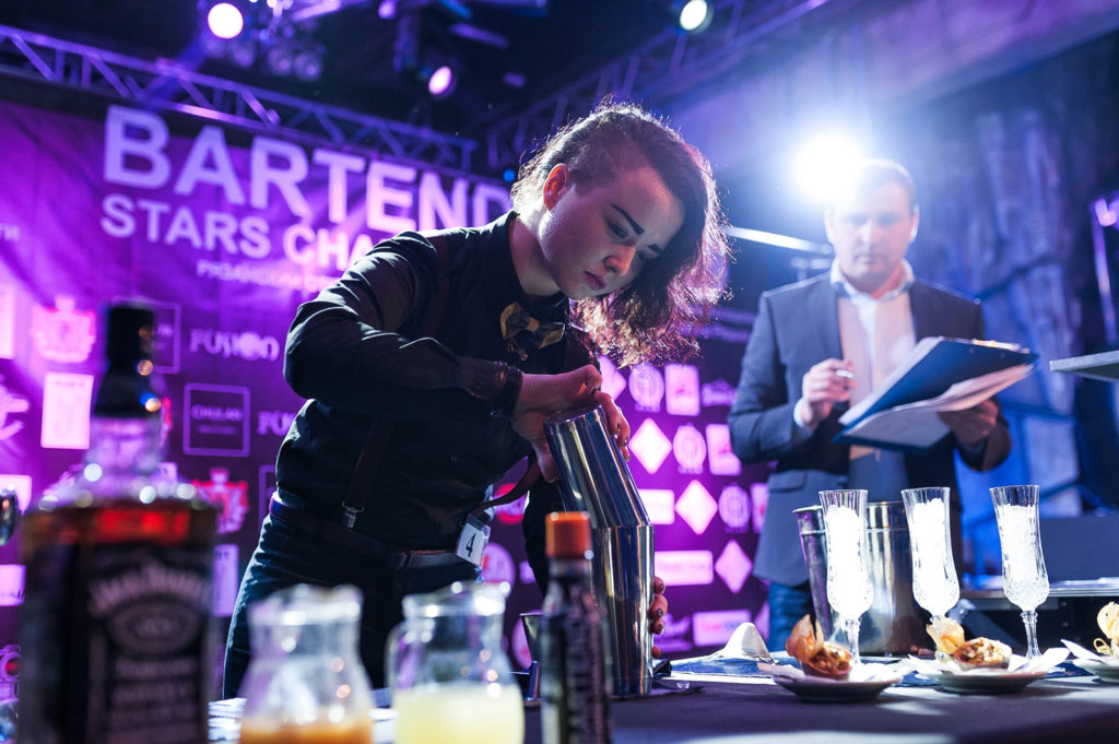 Фото участницы чемпионата барменов. Приготовление коктейля в номинации классика. Репортажная съемка