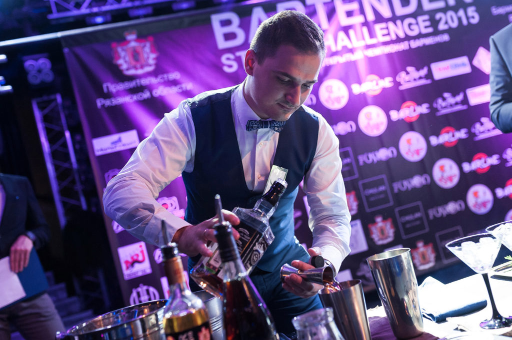 Фото участника чемпионата барменов. Приготовление коктейля в номинации классика. Репортажная съемка