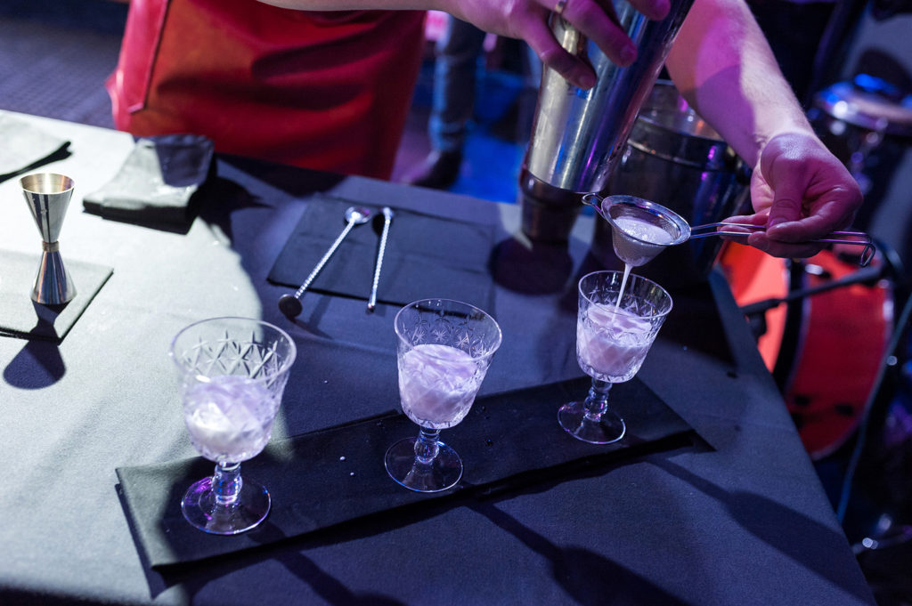 Фото наполнения бокала приготовленным коктейлем. Чемпионат барменов в Рязани.