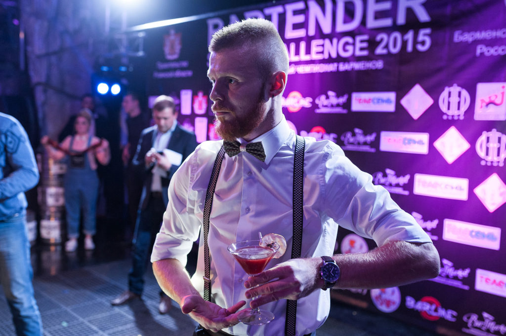 Фото участника с приготовленным коктейлем на Чемпионате барменов в Рязани. Номинация классика
