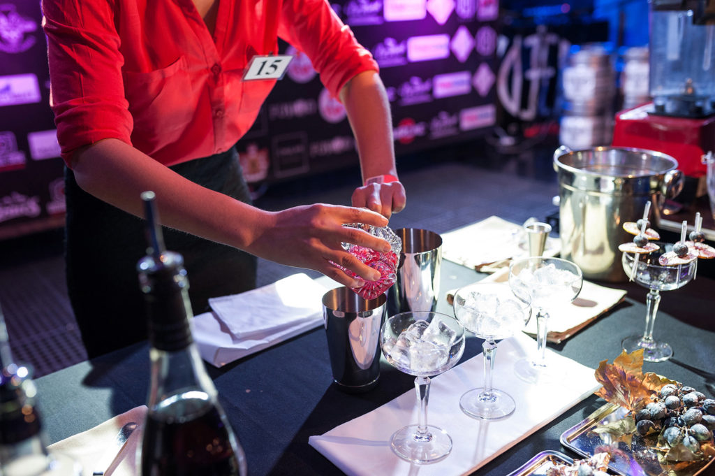 Фото участницы чемпионата барменов. Приготовление коктейля в номинации классика. Репортажная съемка