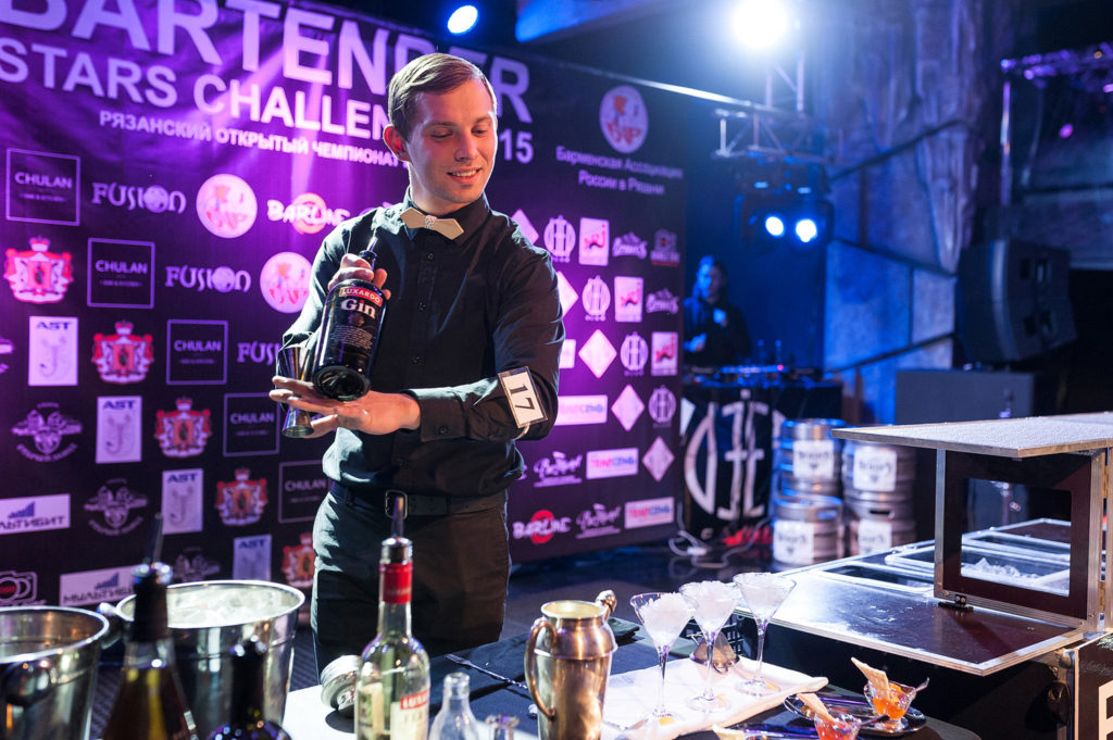 Фото участника чемпионата барменов. Приготовление коктейля в номинации классика. Репортажная съемка