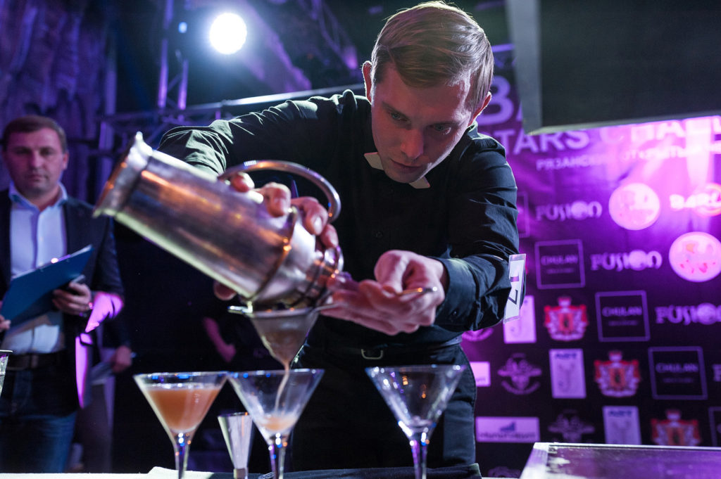 Фото наполнения бокала приготовленным коктейлем. Чемпионат барменов в Рязани.