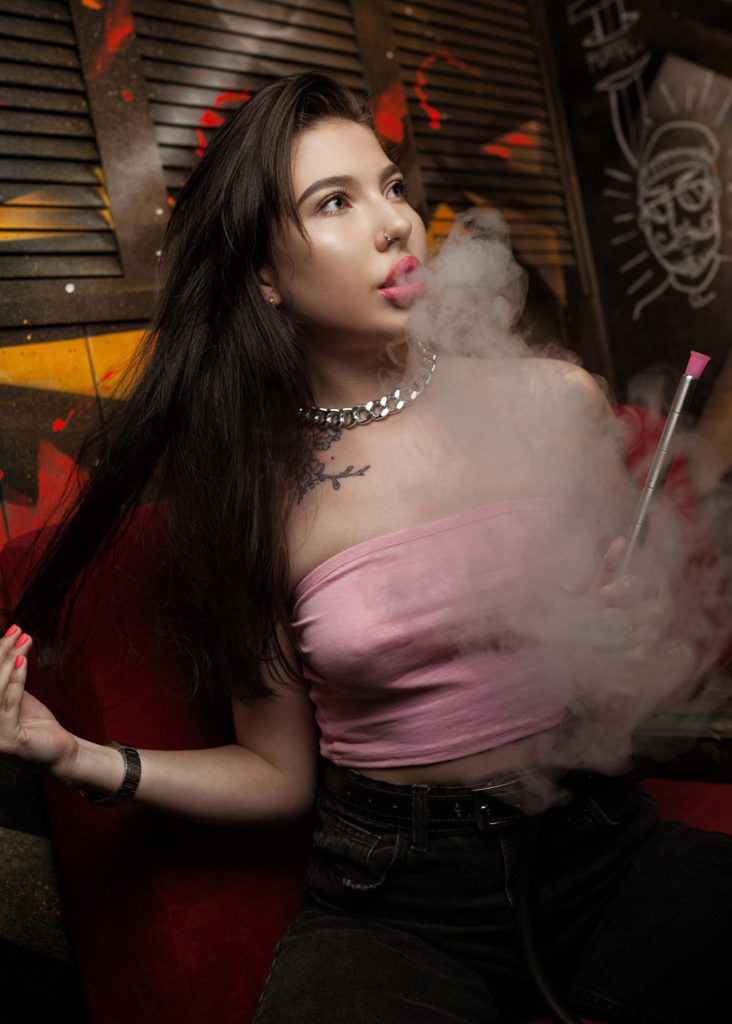 Девушка выдыхает дым. Фотограф Евгений Васко