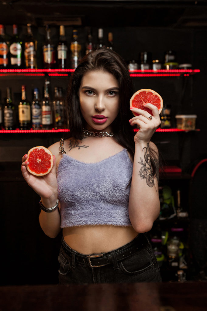 Фото девушки за баром. Сочный грейпфрут. Фотограф Рязань