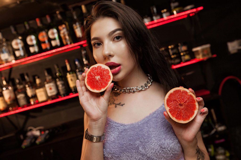 Фото девушки за баром. Сочный грейпфрут. Фотограф Рязань