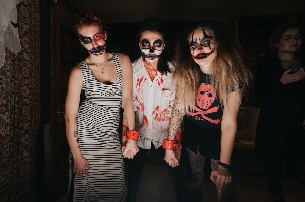 Фото девушек с гримом . Хэллоуин в ночном клубе Рязани. Съемка со вспышкой