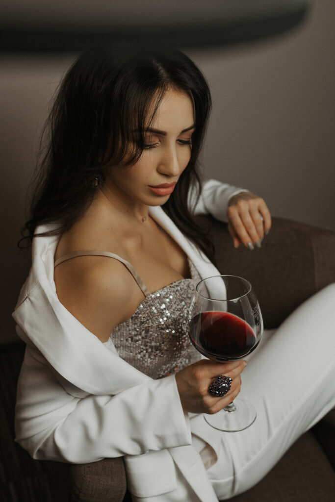Девушка с бокалом красного вина. Фотосессия в отеле. Фотограф Евгений Васко. ТФП