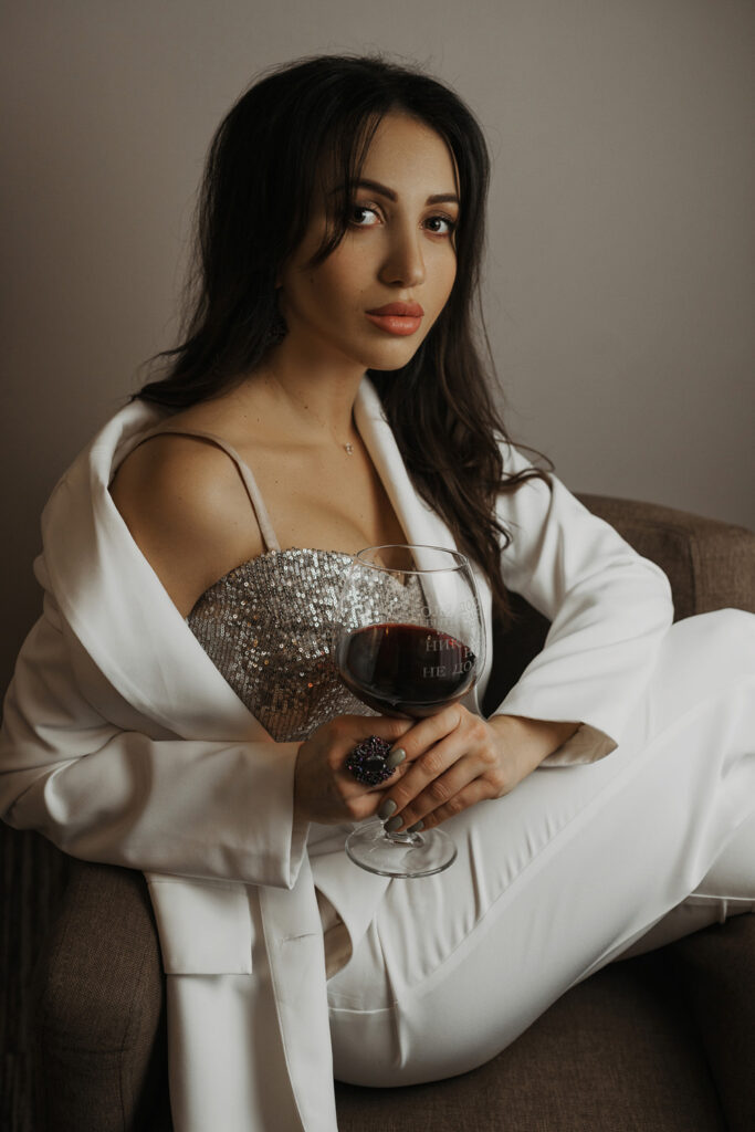 Девушка с бокалом красного вина. Фотосессия в отеле. Фотограф Евгений Васко. ТФП