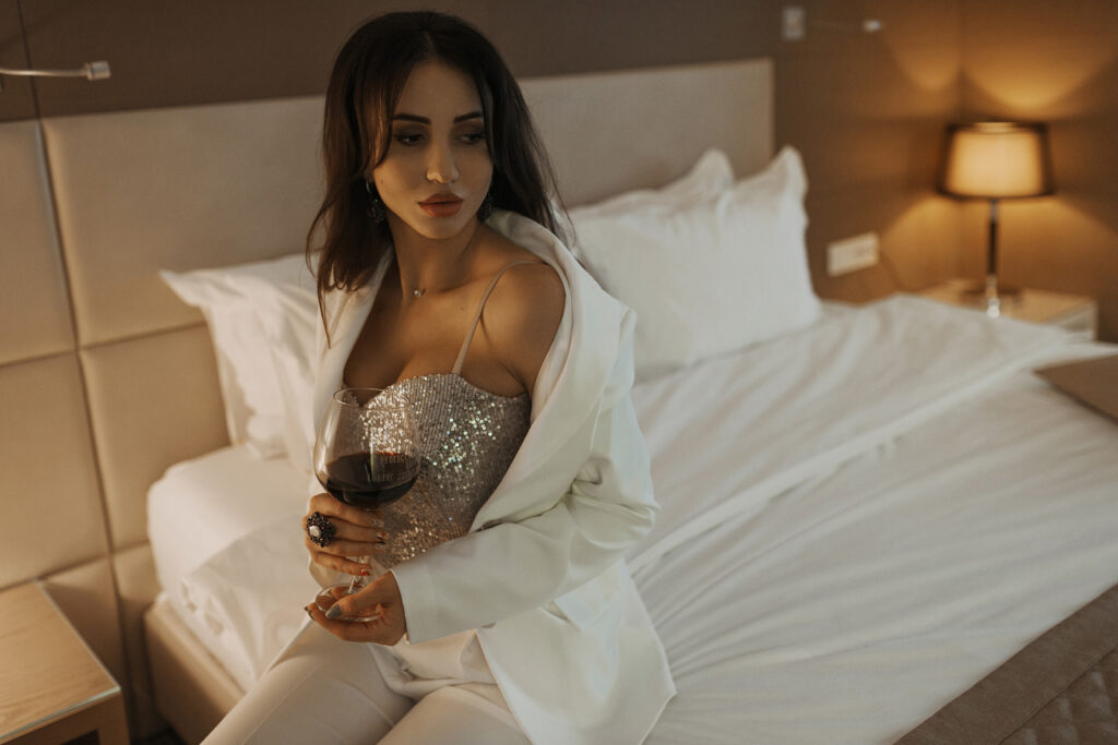 Сексуальная девица на кровати. Фотограф Евгений Васко. ТФП