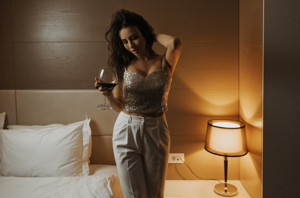 Сексуальная брюнетка в отеле с бокалом красного вина. Фотограф Евгений Васко. ТФП